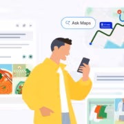 Мужчина использует смартфон с приложением Google Maps на фоне различных экранов