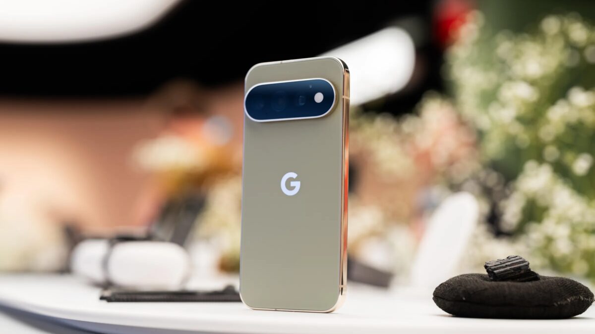 Фотография смартфона Google Pixel 11 в вертикальной ориентации