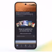 Модель смартфона Google Pixel 7 с экраном и приложением Google