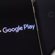 Логотип Google Play на смартфоне Android