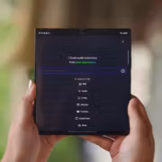 Google упростила добавление источников в Gemini Notebook 1 Экран телефона с интерфейсом Google Gemini Notebook и функциями добавления источников