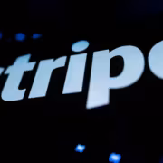Подсвеченная неоновая надпись Stripe на черном фоне