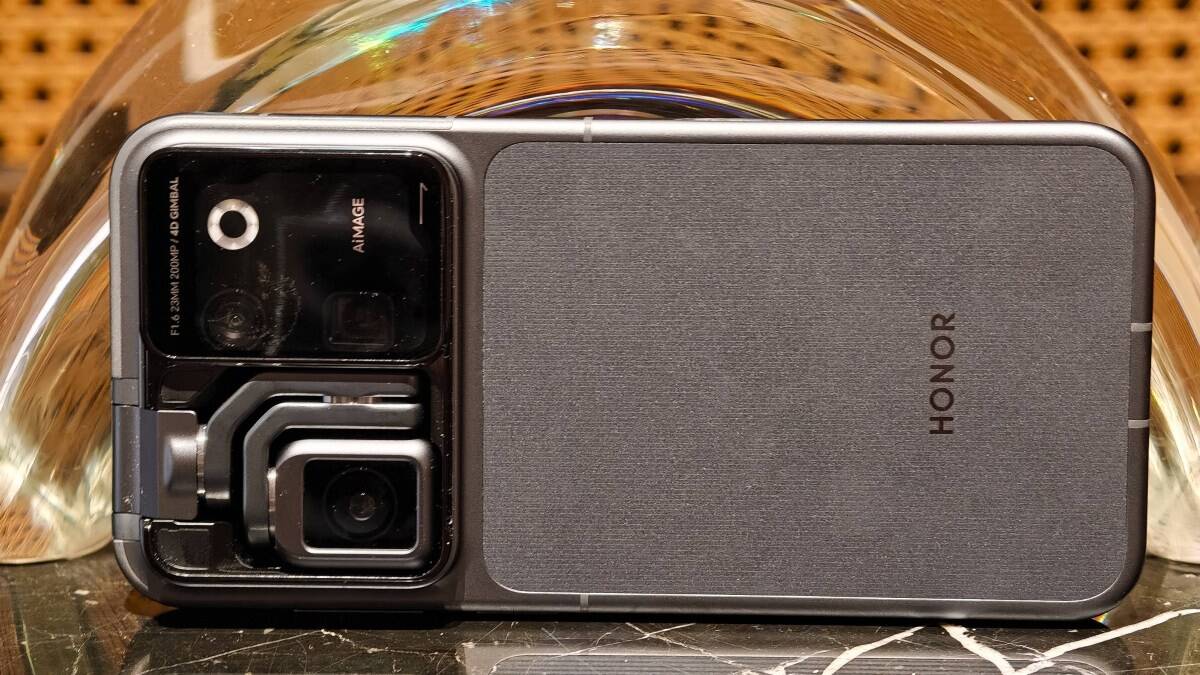Фотография смартфона Honor с камерой Google Pixel 11
