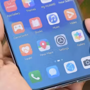 HarmonyOS 6 установят более чем на 100 млн устройств к концу 2026 года 1 Смартфон с приложениями на экране HarmonyOS 6