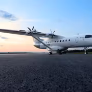 Самолет Heart Aerospace на взлётной полосе закат облака