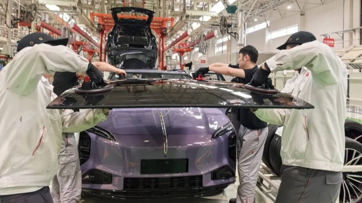 Hongqi показала перовскитную солнечную крышу для электромобиля 4 Рабочие устанавливают солнечную крышу Hongqi на электромобиль