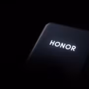 смартфон Honor на черном фоне с подсветкой