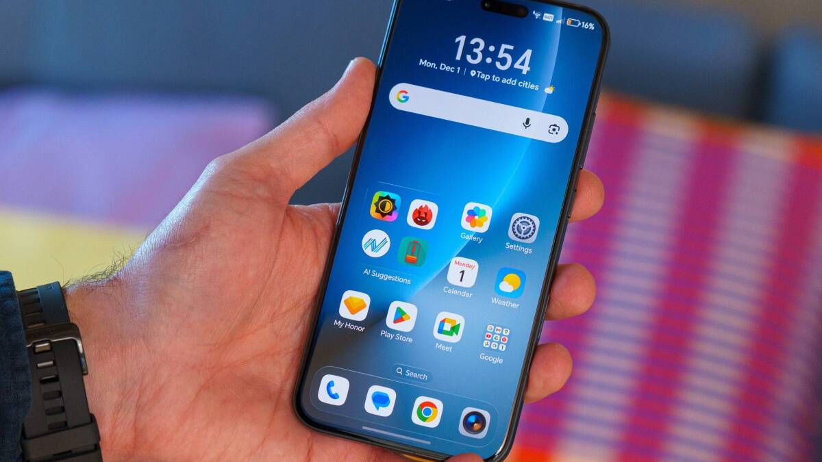 Honor покажет две модели Magic9 в сентябре, утверждает инсайдер 2 Мобильный телефон Honor Magic9 на руке человека