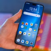 Мобильный телефон Honor Magic9 на руке человека