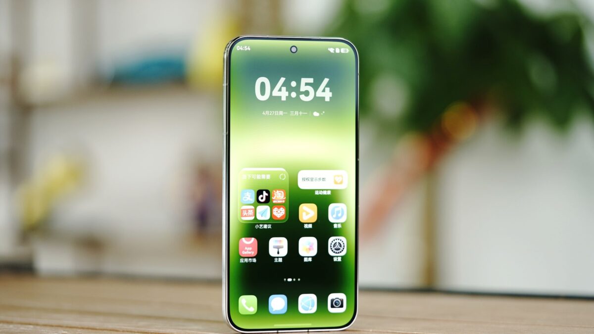 Huawei добавила в HarmonyOS 7 прямое питание для игр без перегрева 4 Экран смартфона Huawei Honor Magic 5 Pro с временем 04:54