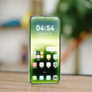 Экран смартфона Huawei Honor Magic 5 Pro с временем 04:54