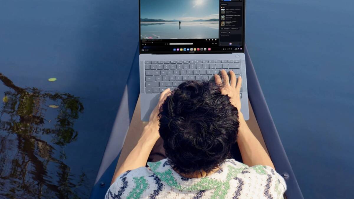 Человек использует Huawei MateBook Pro на воде