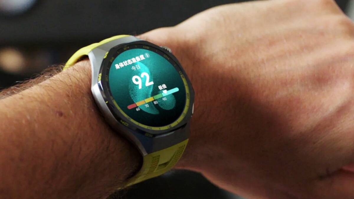Человек надевает Huawei Watch GT 7 Pro на руку
