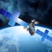 Hughes подал на банкротство после удара Starlink и низкоорбитальных сетей 1 Спутник Hughes с солнечными панелями в космосе