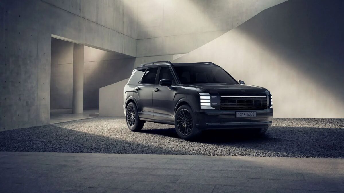 Hyundai Palisade 2027 получил высокую крышу и новые версии 6 Черный внедорожник Hyundai Palisade 2027 в минималистичном стиле