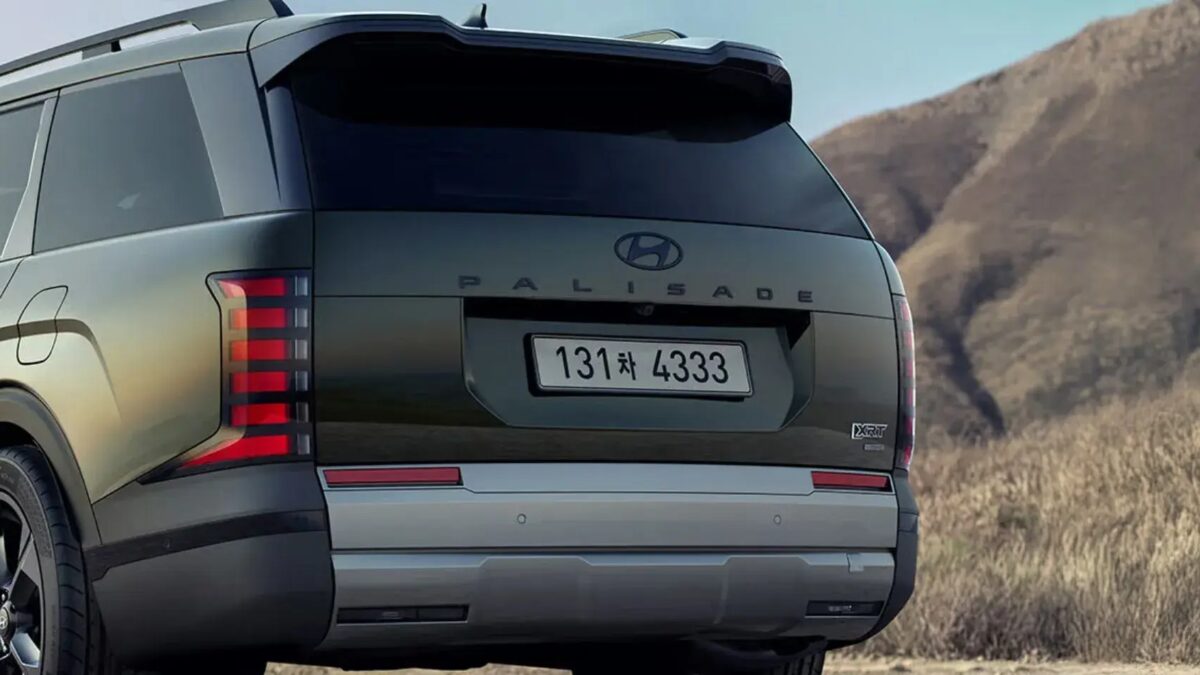 Hyundai Palisade 2027 получил высокую крышу и новые версии 7 Задняя часть Hyundai Palisade 2027 в пейзаже