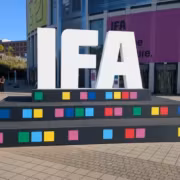 IFA 2026: OCJOY показала домашний очиститель налёта с трёхминутным циклом 1 большая белая буква ИФА и разноцветные квадраты на ступеньках