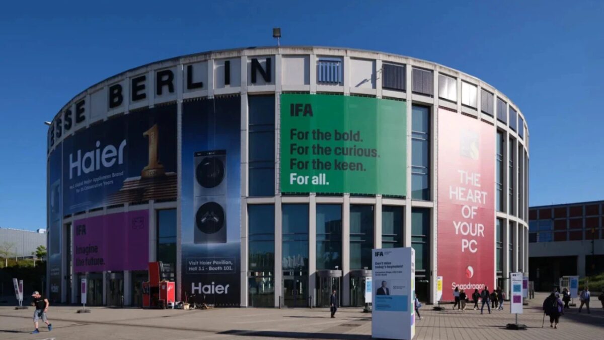 Здание выставочного центра IFA в Берлине с рекламой товаров