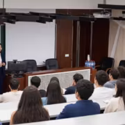 Лектор перед lecturing device на кафедре в аудитории