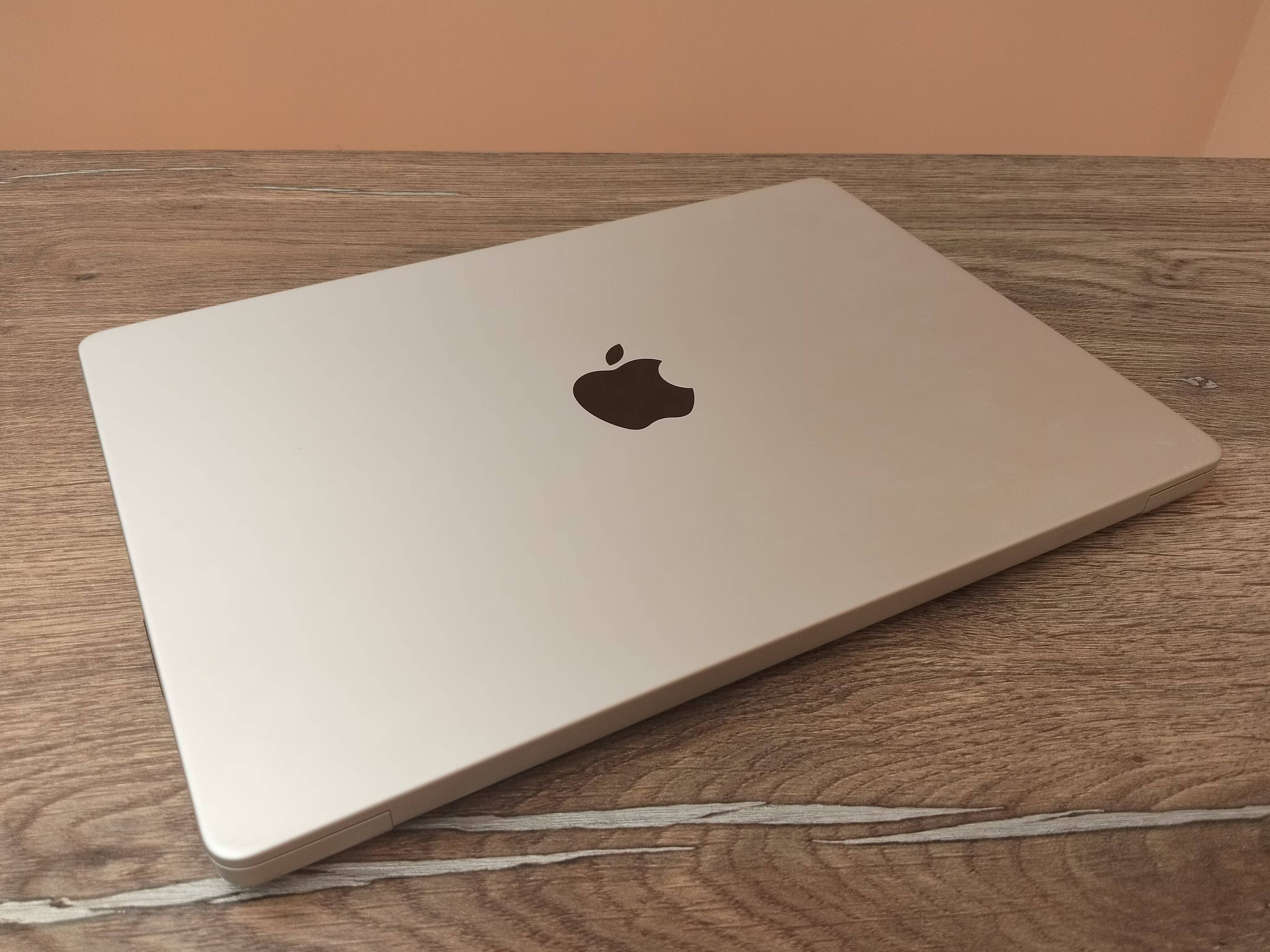 realme P4 против Tecno Pova 7 Neo: битва двух «народных» смартфонов 19 macbook белый на деревянном столе
