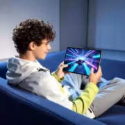 Человек с планшетом Infinix XPAD 30 Pro сидит на диване