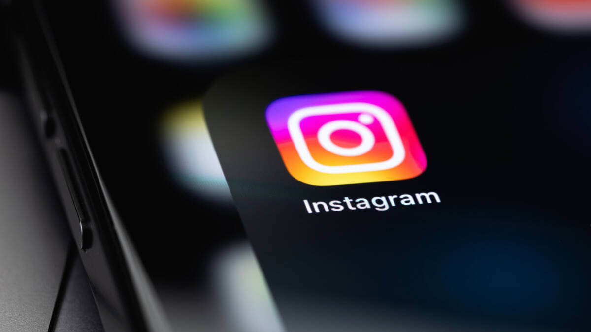 Экран смартфона с приложением Instagram на фоне