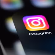 Instagram добавила First Draft, который сам подрезает клипы для Reels 1 Экран смартфона с приложением Instagram на фоне