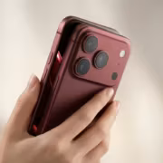 iPhone 18 Pro подорожает на 250-300 долларов из-за чипов A20 и памяти 3 Красный iPhone 18 Pro с тремя камерами. Модель с тёмным экраном и корпусом