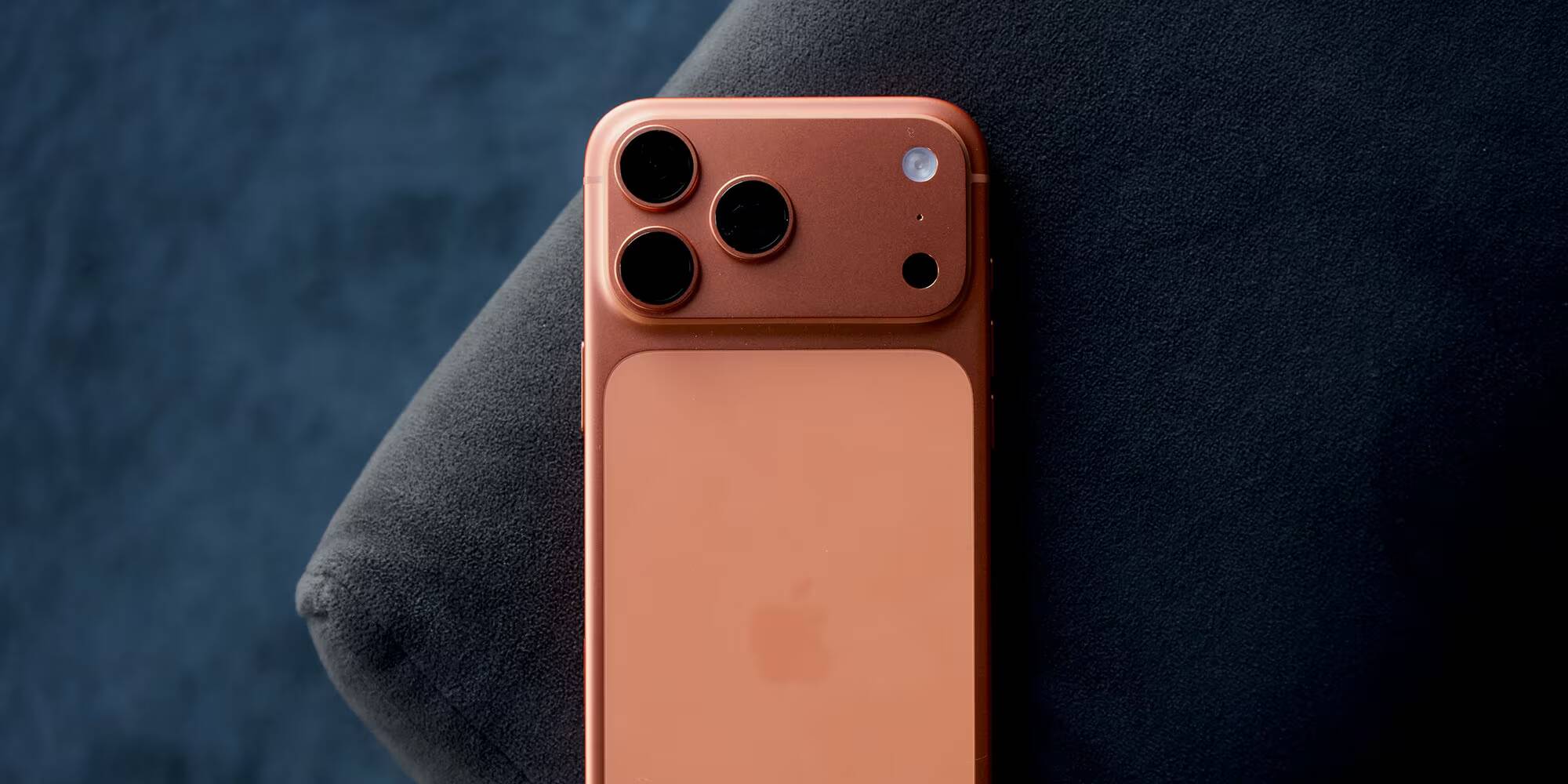 Задняя панель iPhone 18 Pro с тремя камерами и тёмно-вишнёвым цветом