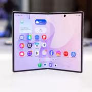 Складной смартфон Samsung Galaxy Fold с открытым дисплеем