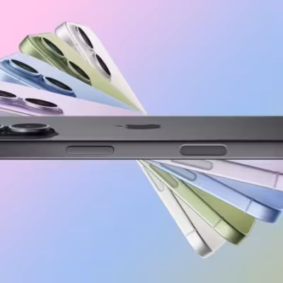 Лучшие смартфоны для покупки в 2026 году 5 Разноцветные айфоны рядом с черным iPhone 13 компании Apple