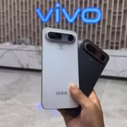 iQOO показала концепт-смартфон X с батареей 15 000 мА·ч и экраном 240 Гц 1 Два смартфона iQOO X концепта внутри магазина