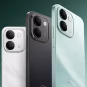 Три цветных телефона iQOO Z11S с тройной камерой