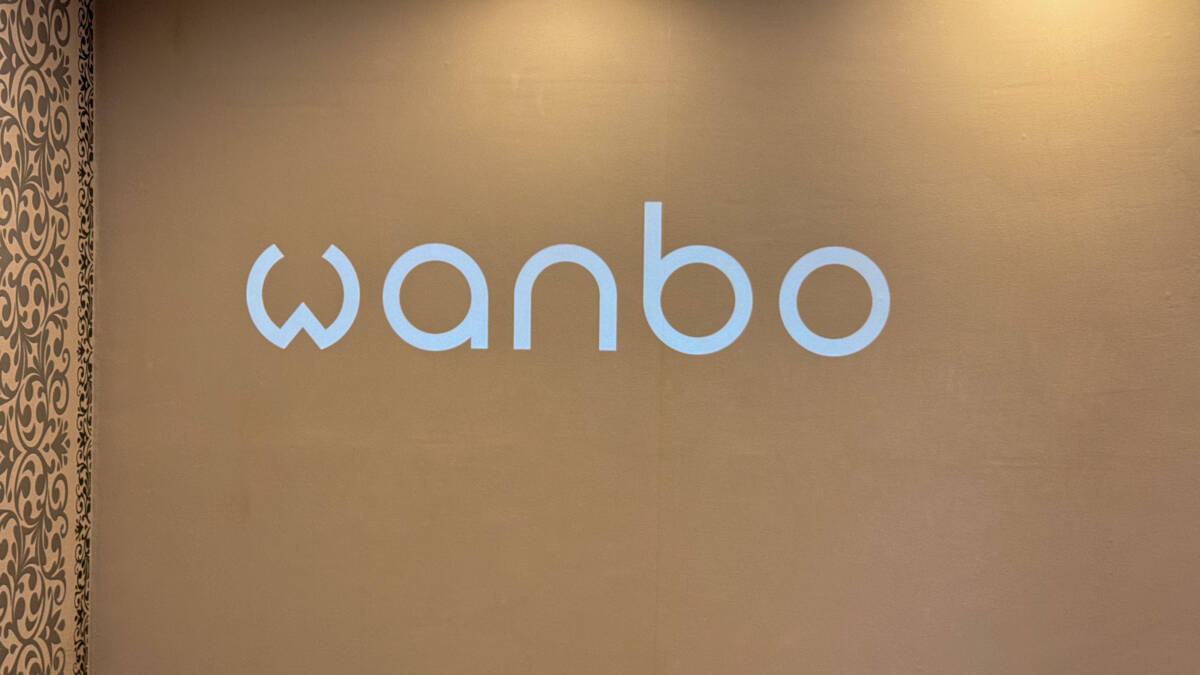 Логотип Wanbo на светлом фоне в интерьере