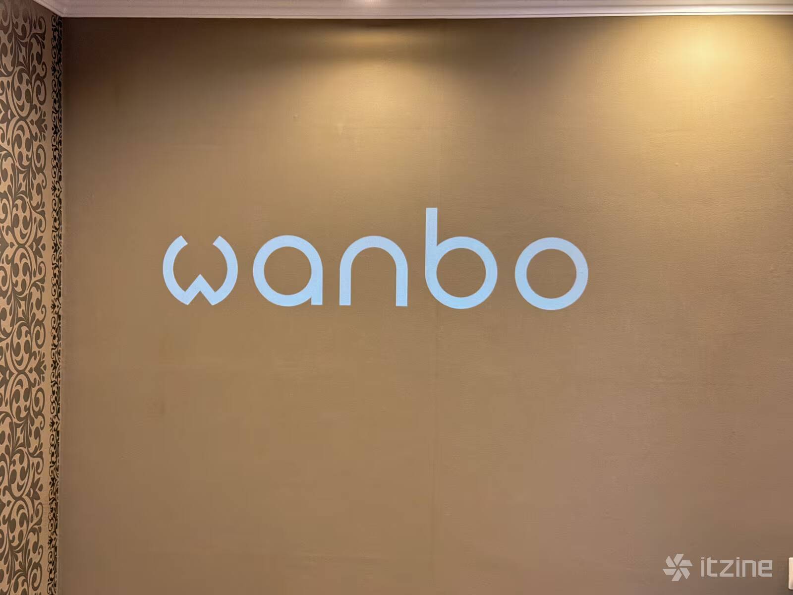 Обзор Wanbo ToGo Pro: портативный проектор с батареей 99 Вт·ч 23 Логотип Wanbo на светлом фоне в интерьере