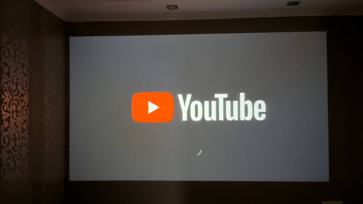 Проектор Wanbo ToGo Pro с логотипом YouTube на экране