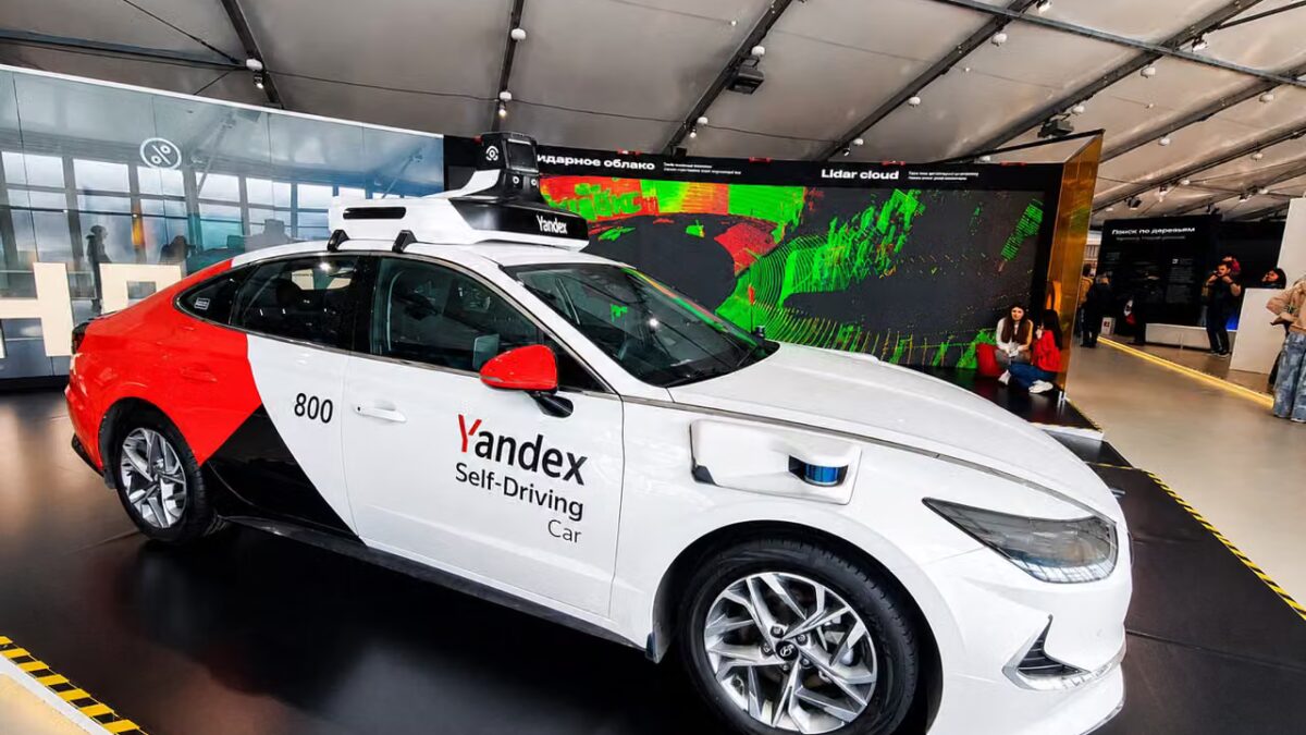Автомобиль Яндекс Self-Driving Car на выставке