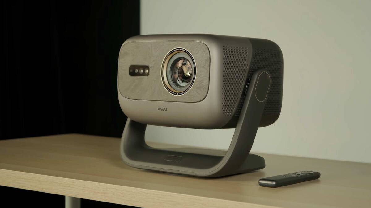 JMGO показала IRIS Ultra Max с 4K и 120 Гц на IFA 2026 7 Проектор JMGO IRIS Ultra Max на деревянной поверхности