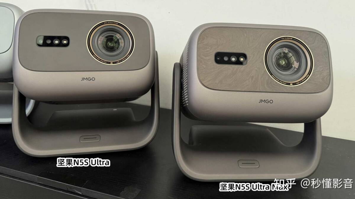 JMGO показала IRIS Ultra Max с 4K и 120 Гц на IFA 2026 8 Два проектора JMGO N5S Ultra Max на столе