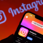 Экран смартфона показывает страницу Instagram ограничение данных реклама ИИ
