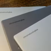 Корпус Chromebook plus на упаковке и устройство сверху