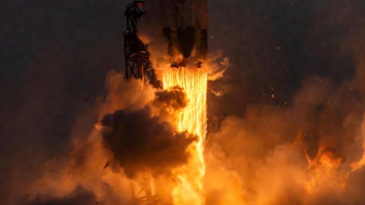 Ракетный двигатель с пламенем и струёй газа
