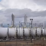 белые резервуары для хранения нефти или газа, оборудование для нефтепереработки Китай уводит дата-центры в сельскую местность ради ИИ