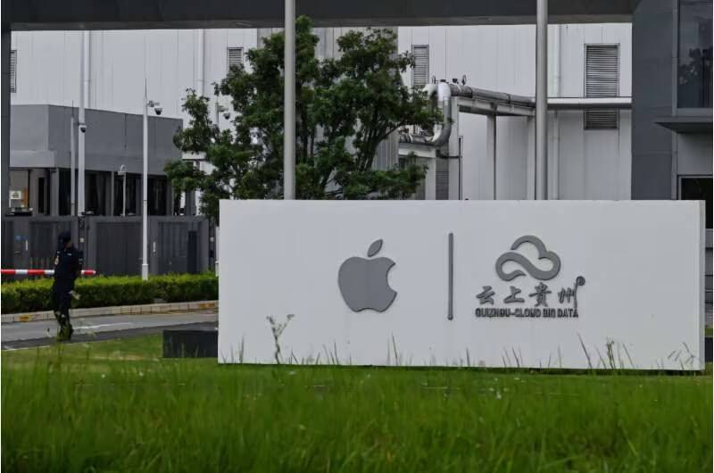 Китай уводит дата-центры в сельскую местность ради ИИ 2 Знак Apple и логотип Гуигуозу в селе