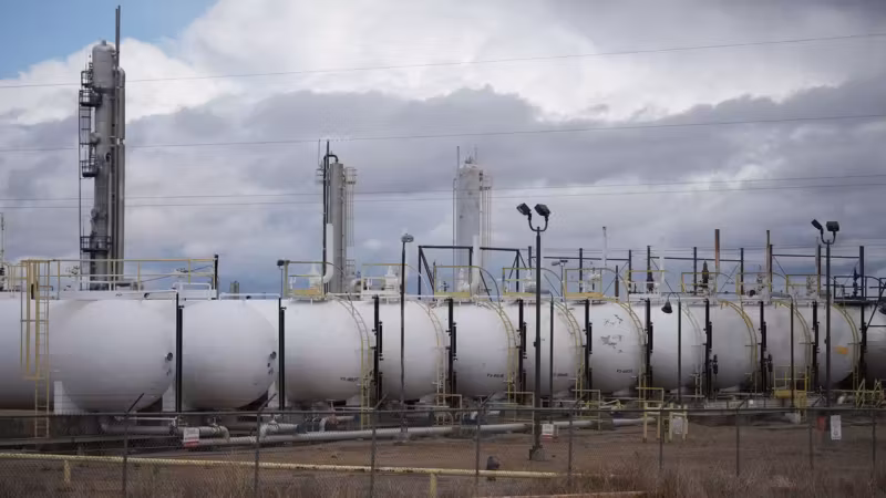 белые резервуары для хранения нефти или газа, оборудование для нефтепереработки Китай уводит дата-центры в сельскую местность ради ИИ