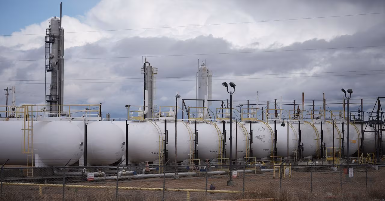 белые резервуары для хранения нефти или газа, оборудование для нефтепереработки Китай уводит дата-центры в сельскую местность ради ИИ