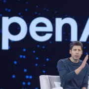 Человек обсуждает смарт-динамик OpenAI на сцене