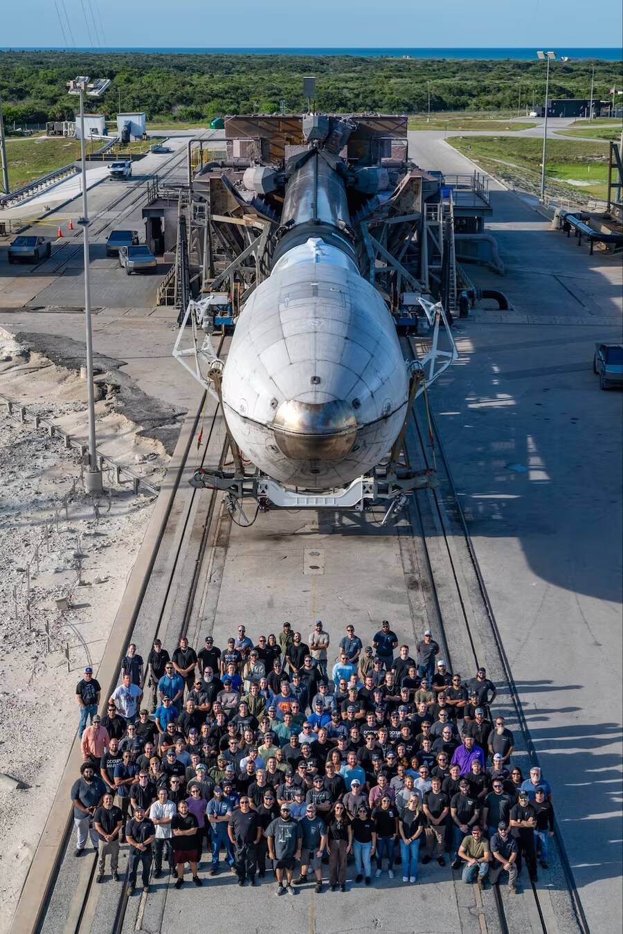 Группа людей на космическом корабле SpaceX на космодроме Флорида