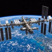 Космический модуль МКС с солнечными панелями и орбитальным корпусом
