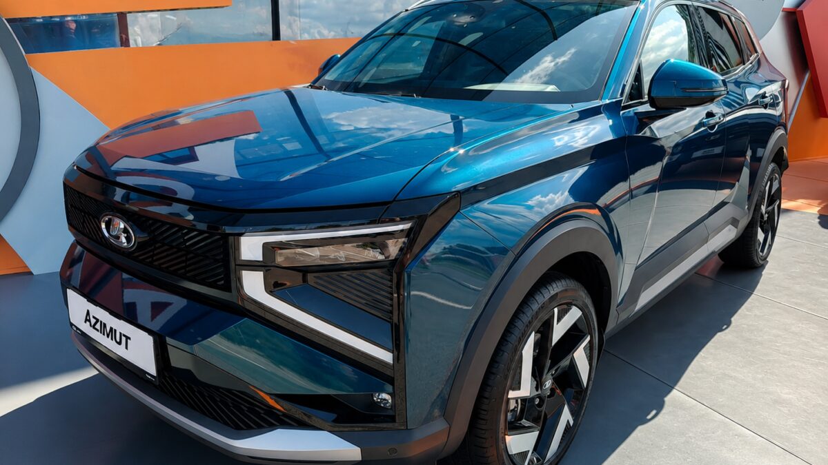 красивый синий кроссовер Lada Azimut на выставке